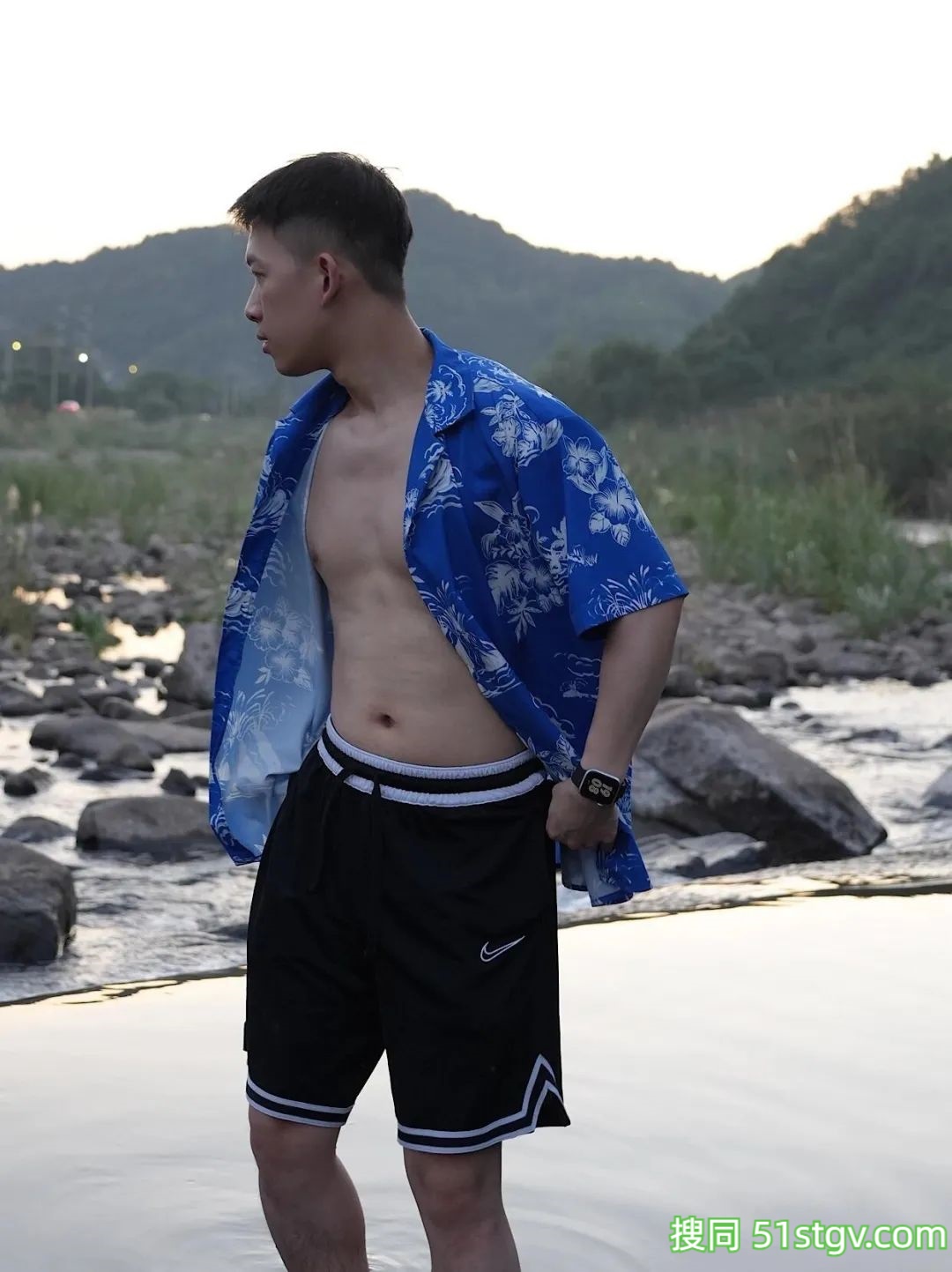 玩水的薄肌大男孩 - 51虹马