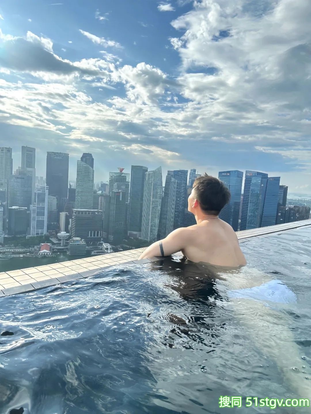 抵挡不住的翘臀，小帐篷都支棱起来了 - 51虹马