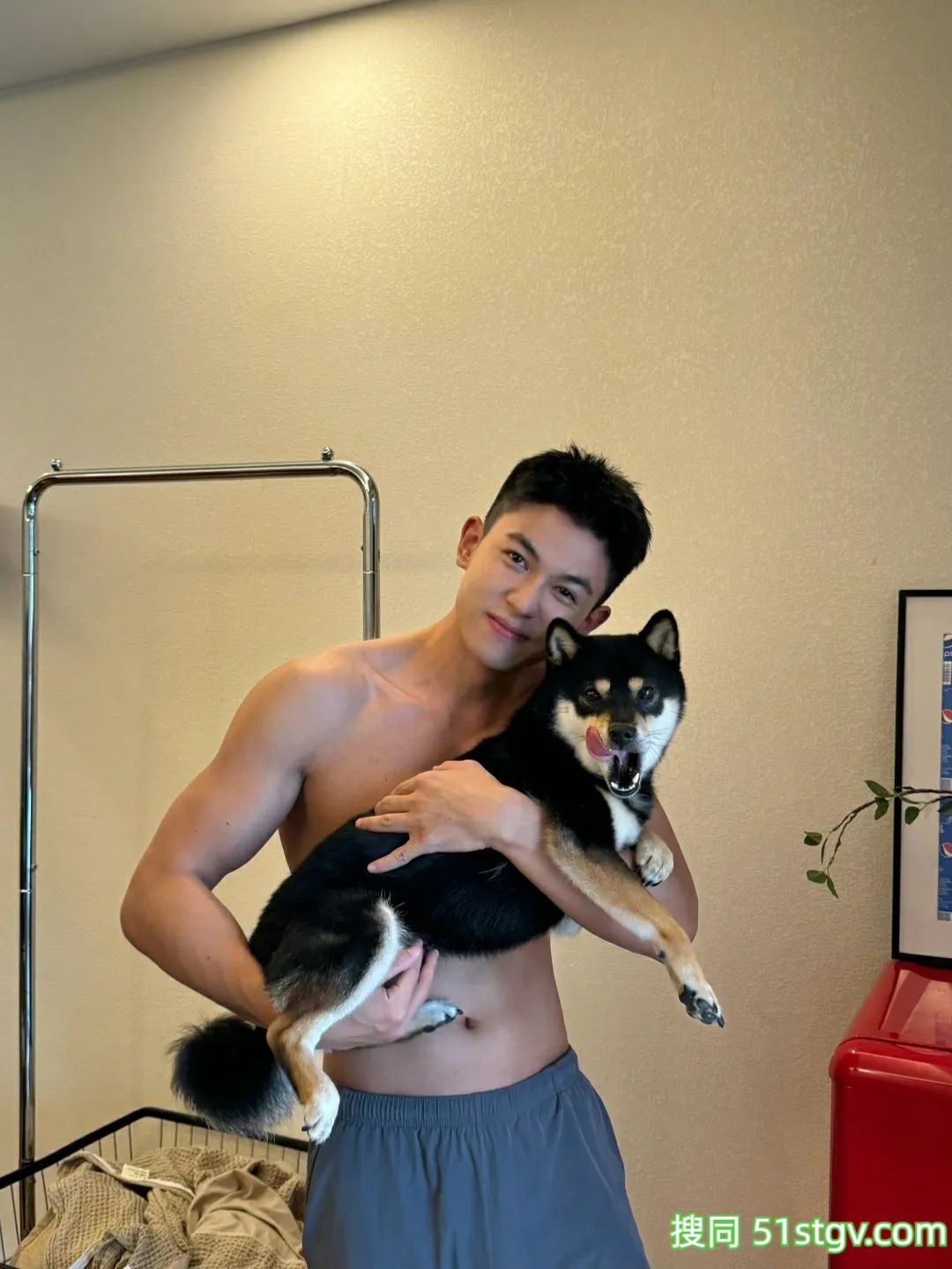 帅哥哥和小狗狗,太可爱了吧-51虹马