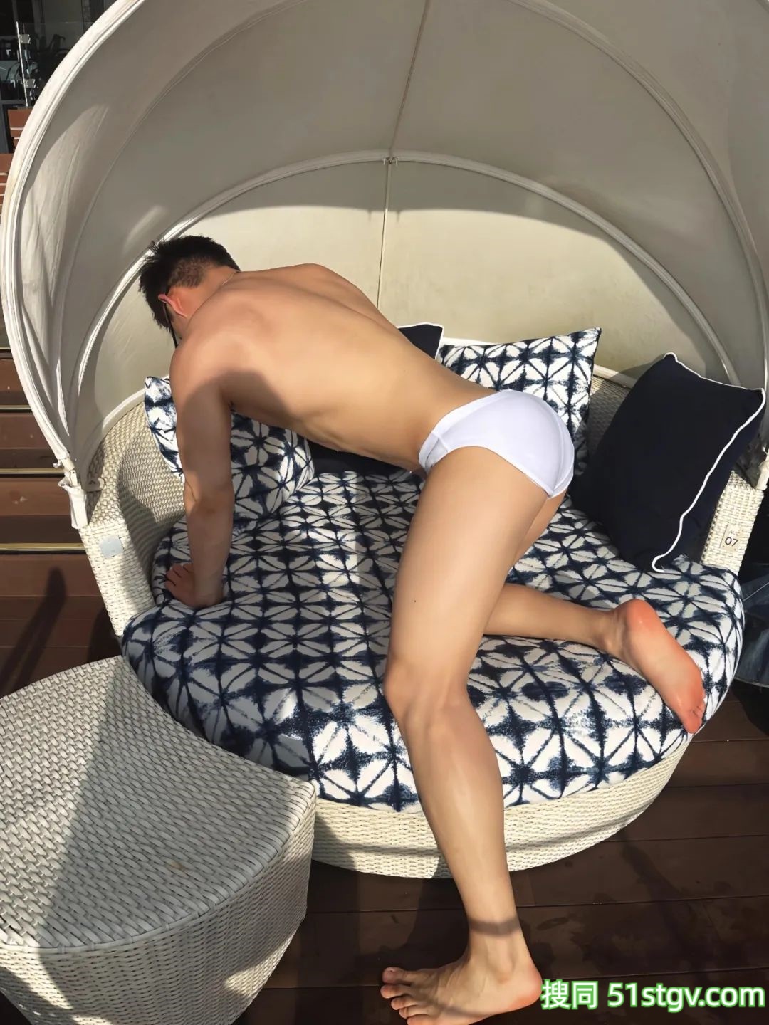 抵挡不住的翘臀，小帐篷都支棱起来了-51虹马