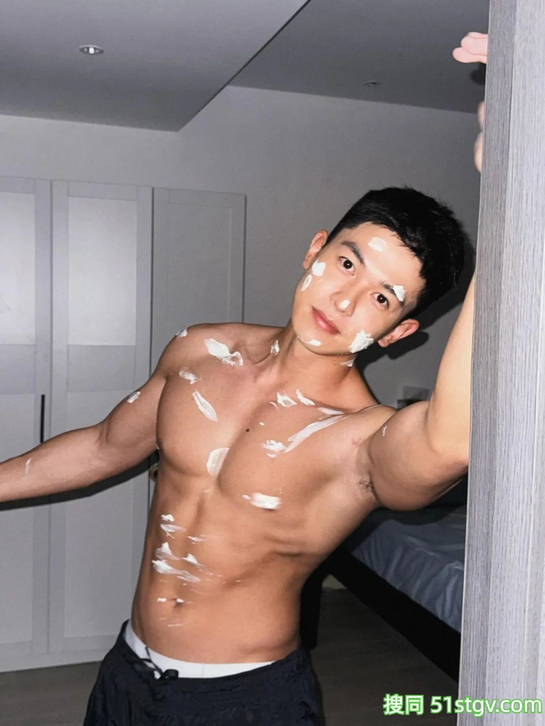 帅哥哥和小狗狗，太可爱了吧 - 51虹马