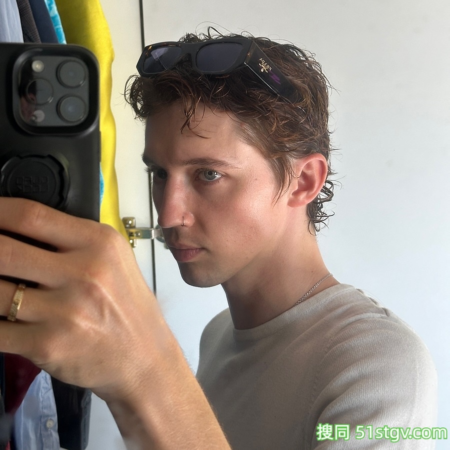 杂志封面人物 Troye Sivan 模煳性别界线：「适时放过自己，也真实做自己。」 - 51虹马