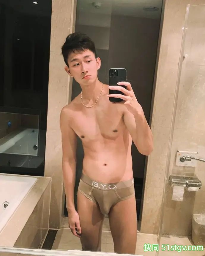 白白净净的，眼镜斯文男，薄肌 - 51虹马