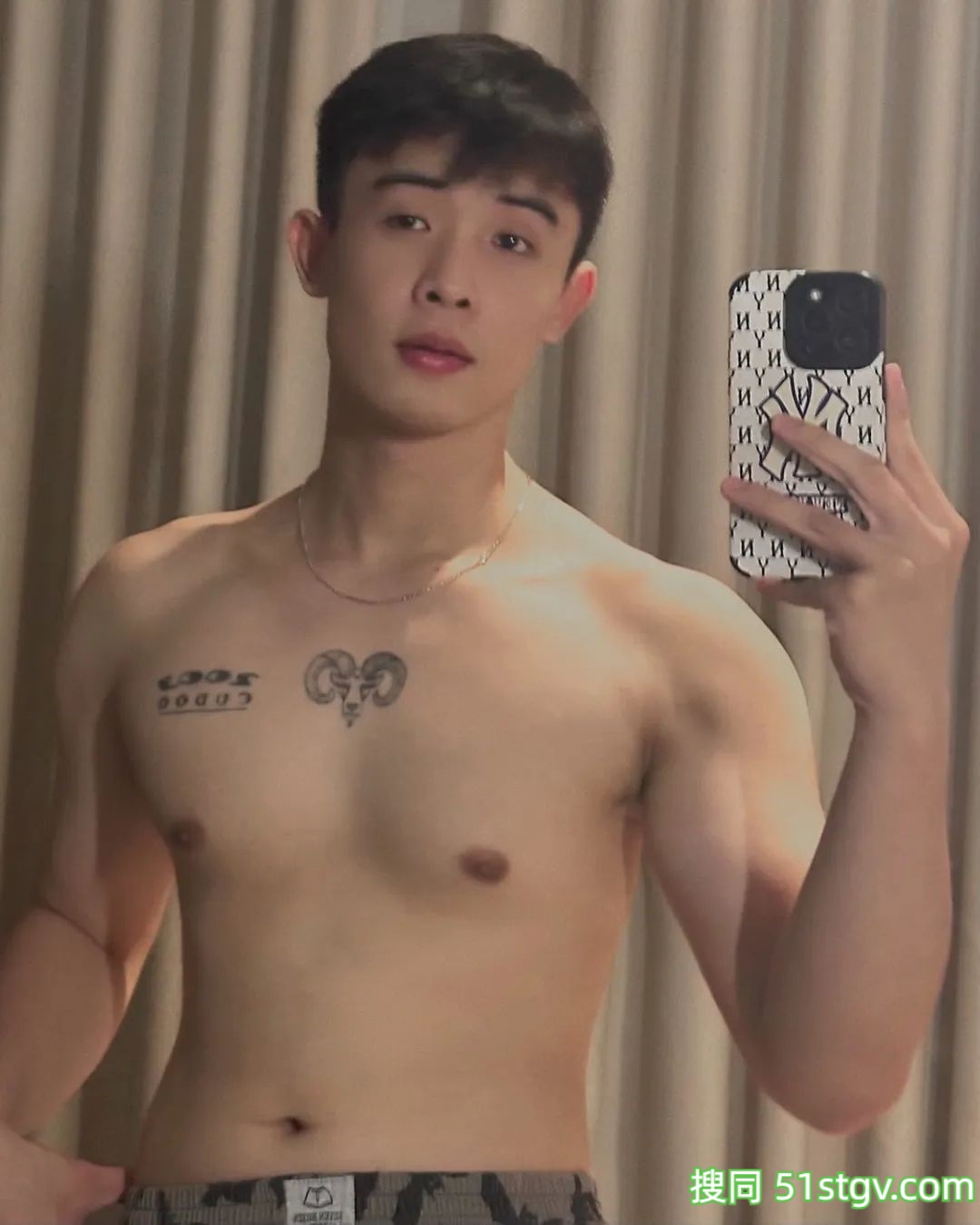 戴眼镜的斯文男友 - 51虹马