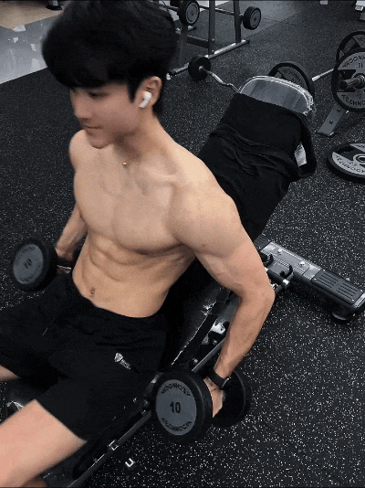 健身房充斥着，荷尔蒙的味道，鲜肉腹肌帅哥 - 51虹马