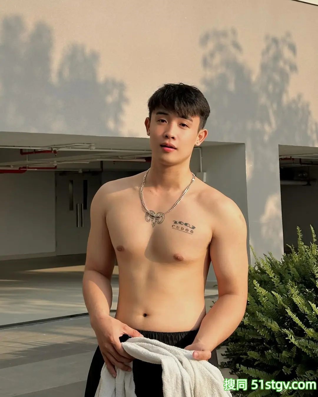 戴眼镜的斯文男友 - 51虹马