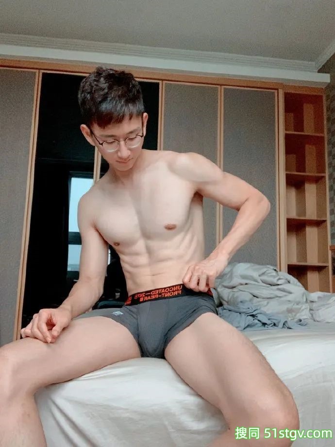 白白净净的，眼镜斯文男，薄肌 - 51虹马