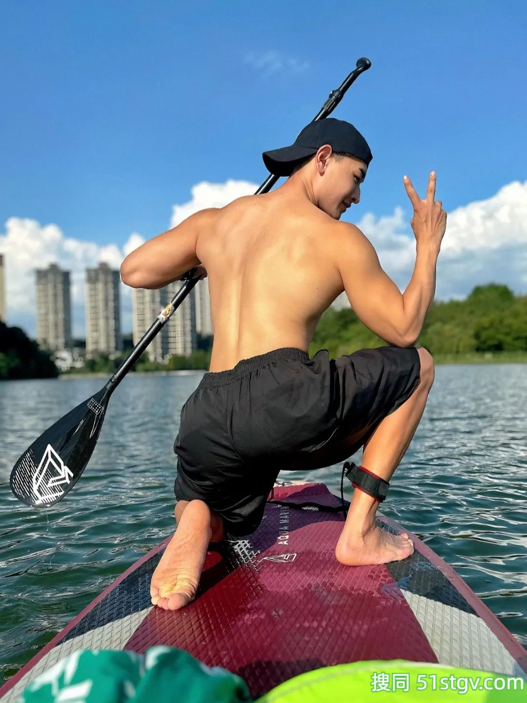 玩浆板的薄肌帅哥，看着就很香 - 51虹马