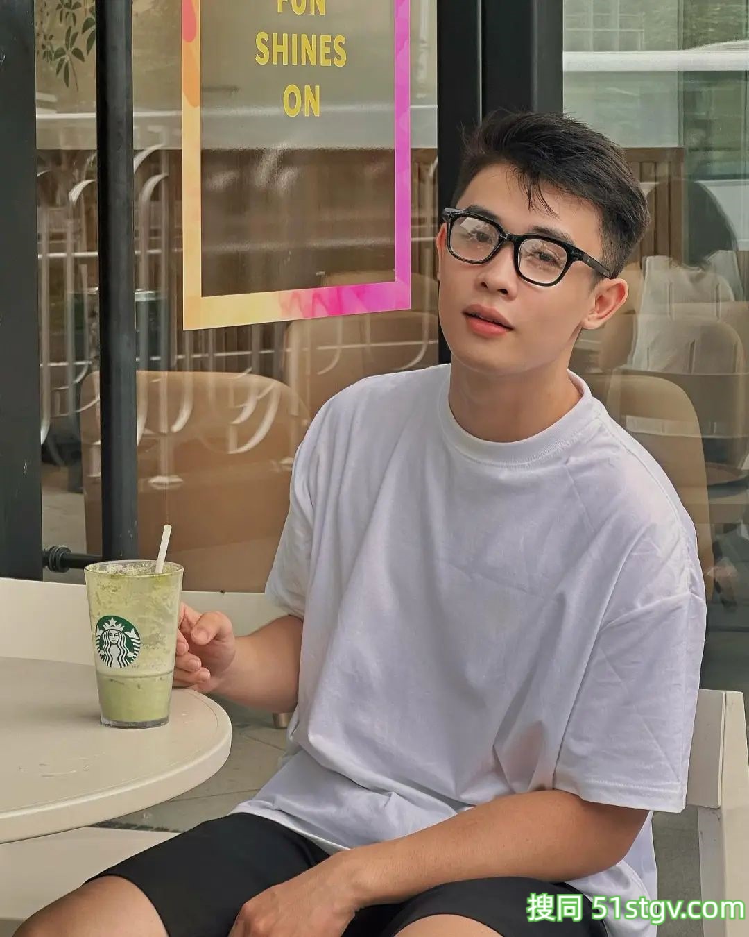 戴眼镜的斯文男友 - 51虹马