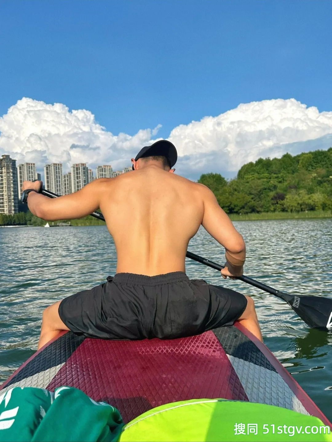 玩浆板的薄肌帅哥，看着就很香 - 51虹马