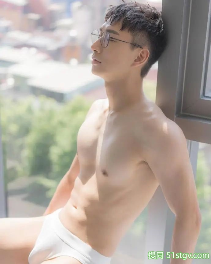 白白净净的，眼镜斯文男，薄肌 - 51虹马