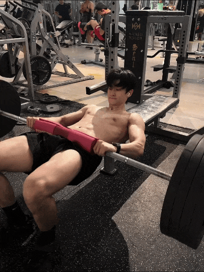 健身房充斥着，荷尔蒙的味道，鲜肉腹肌帅哥 - 51虹马