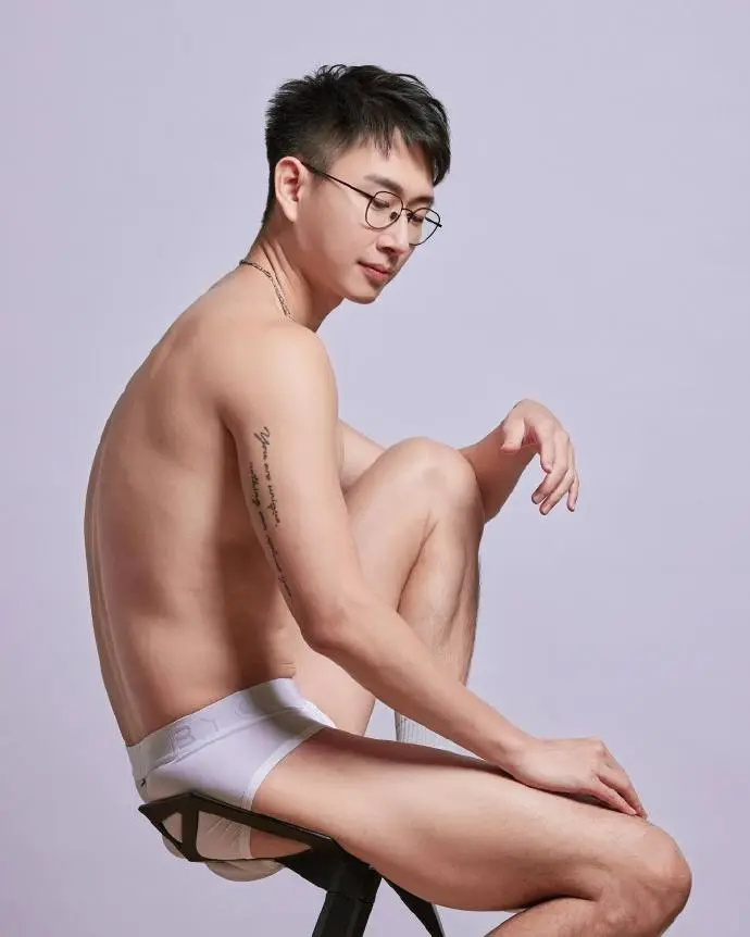 白白净净的，眼镜斯文男，薄肌 - 51虹马