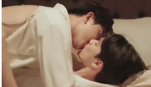 《默爱之吻》剧情很狗血，男孩在酒吧买醉遇见帅哥-51虹马