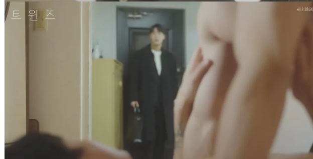 《双胞胎》一男子与一对双胞胎兄弟的故事 - 51虹马