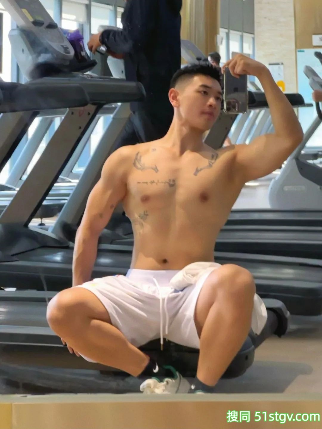 玩浆板的薄肌帅哥，看着就很香 - 51虹马