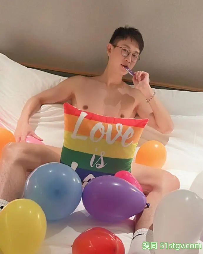 白白净净的，眼镜斯文男，薄肌 - 51虹马