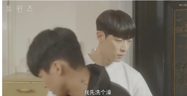 《双胞胎》一男子与一对双胞胎兄弟的故事 - 51虹马