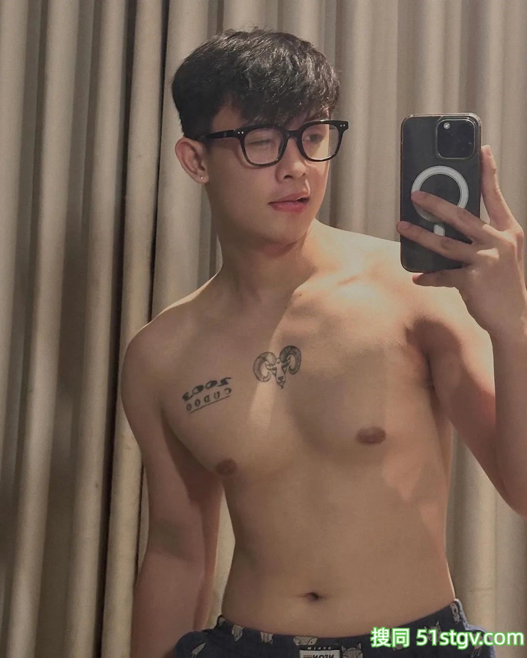 戴眼镜的斯文男友-51虹马