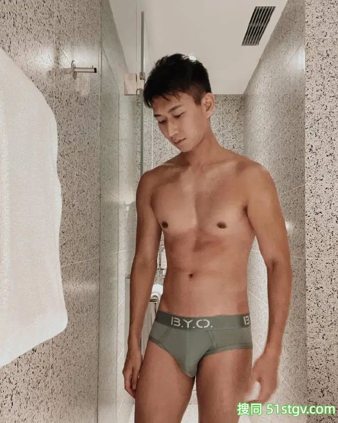 白白净净的，眼镜斯文男，薄肌 - 51虹马