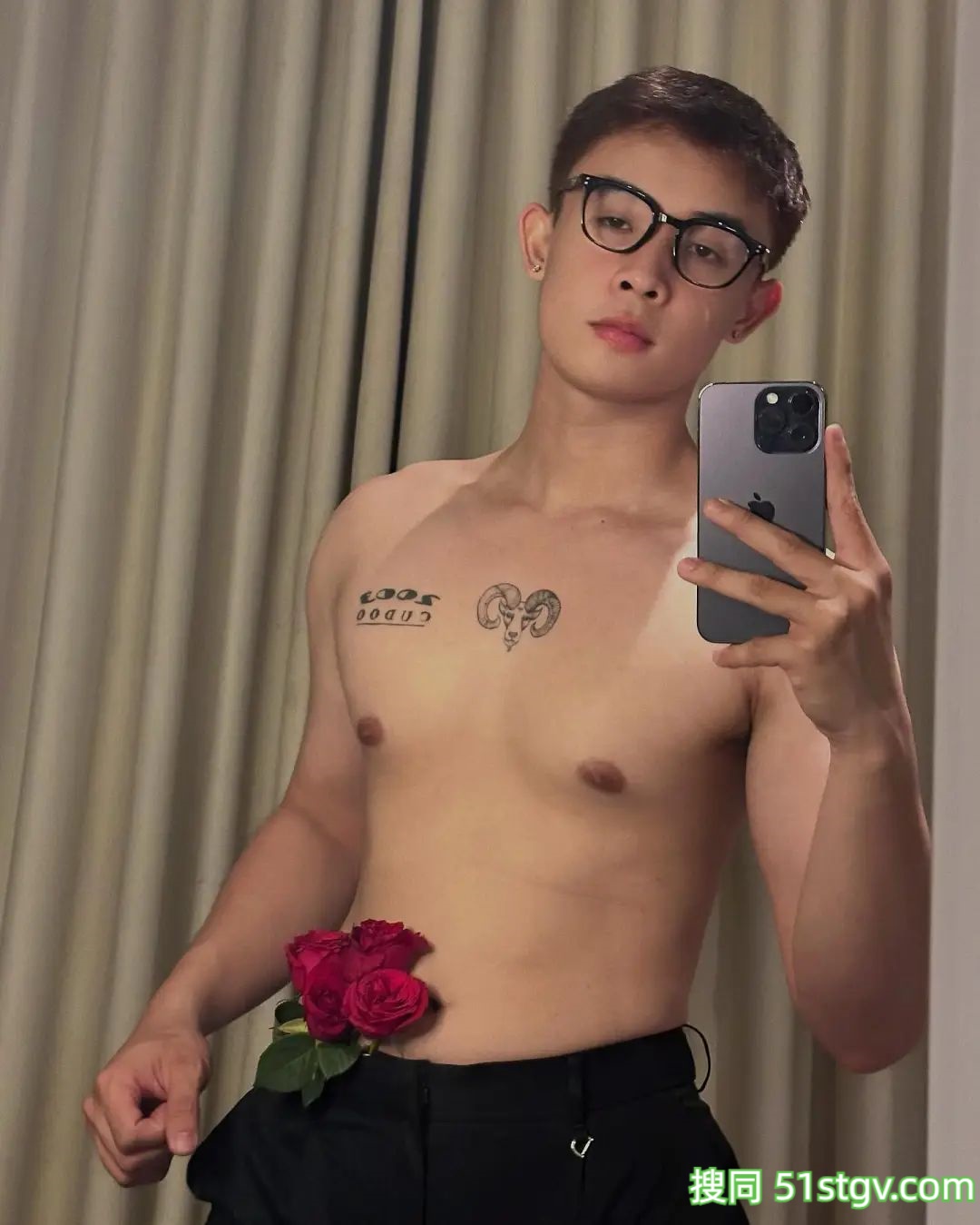 戴眼镜的斯文男友 - 51虹马