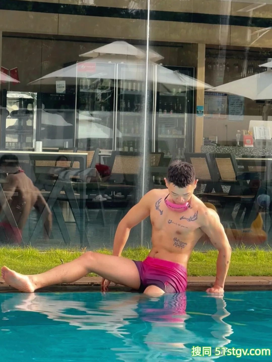 玩浆板的薄肌帅哥，看着就很香 - 51虹马