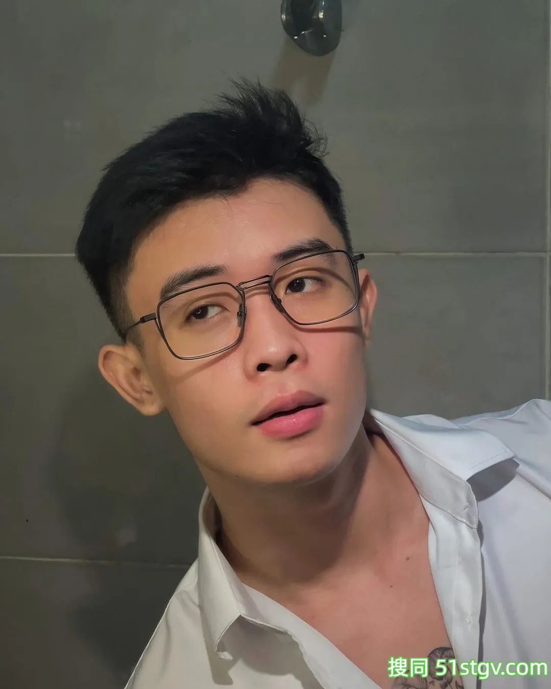 戴眼镜的斯文男友 - 51虹马