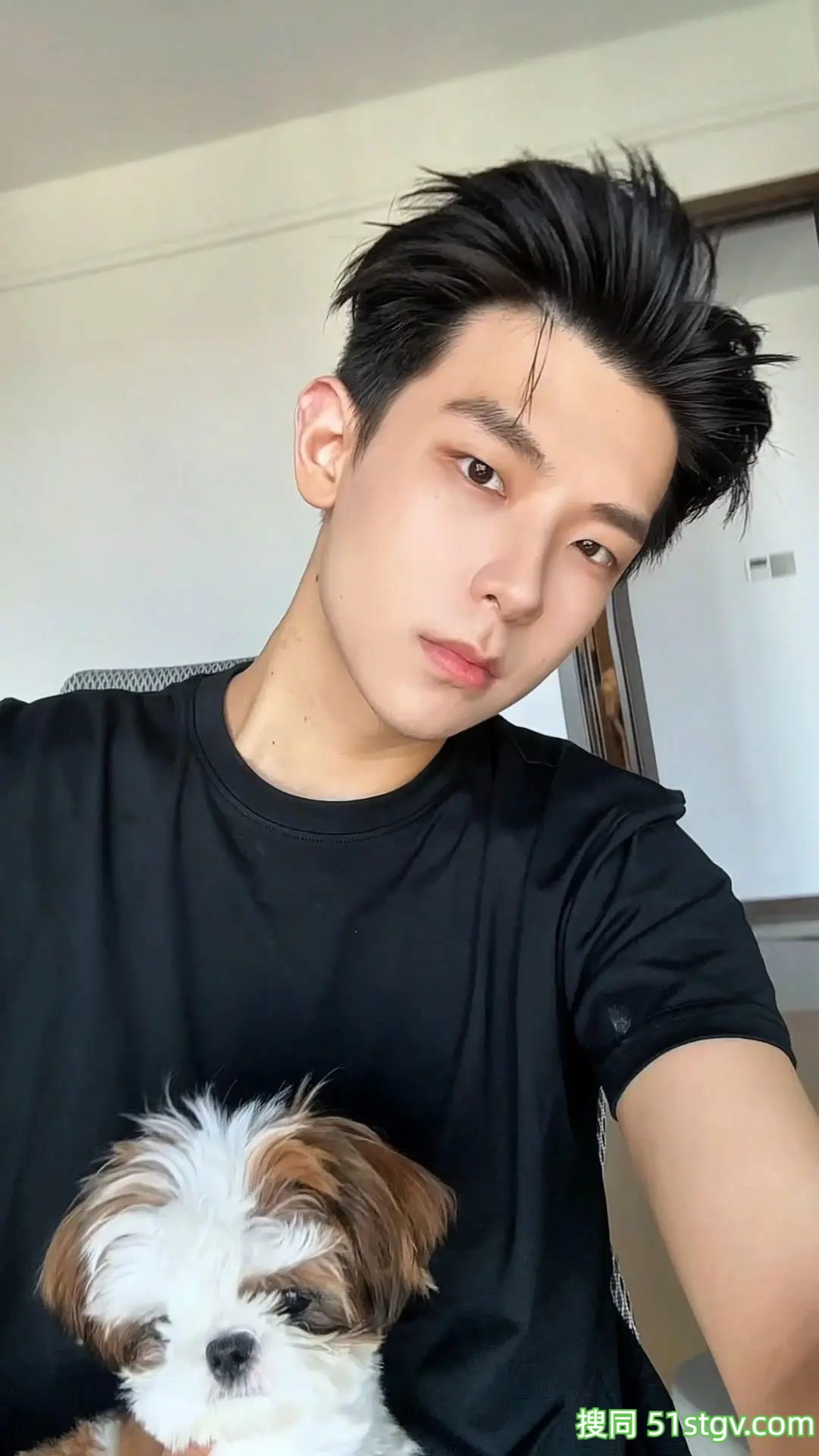 “爽文小说偷跑出来”的高颜霸总 - 51虹马