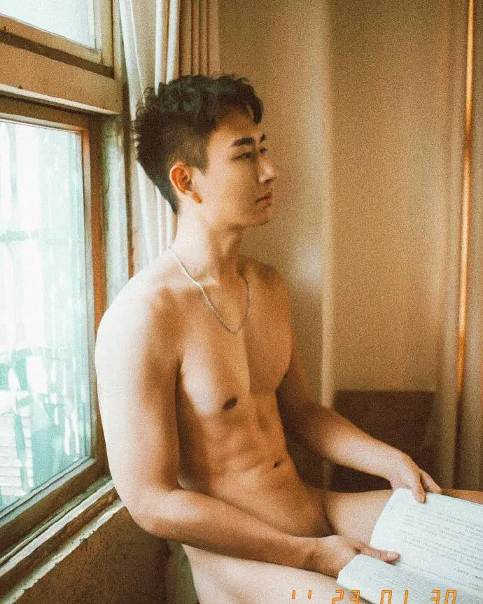 白白净净的，眼镜斯文男，薄肌 - 51虹马