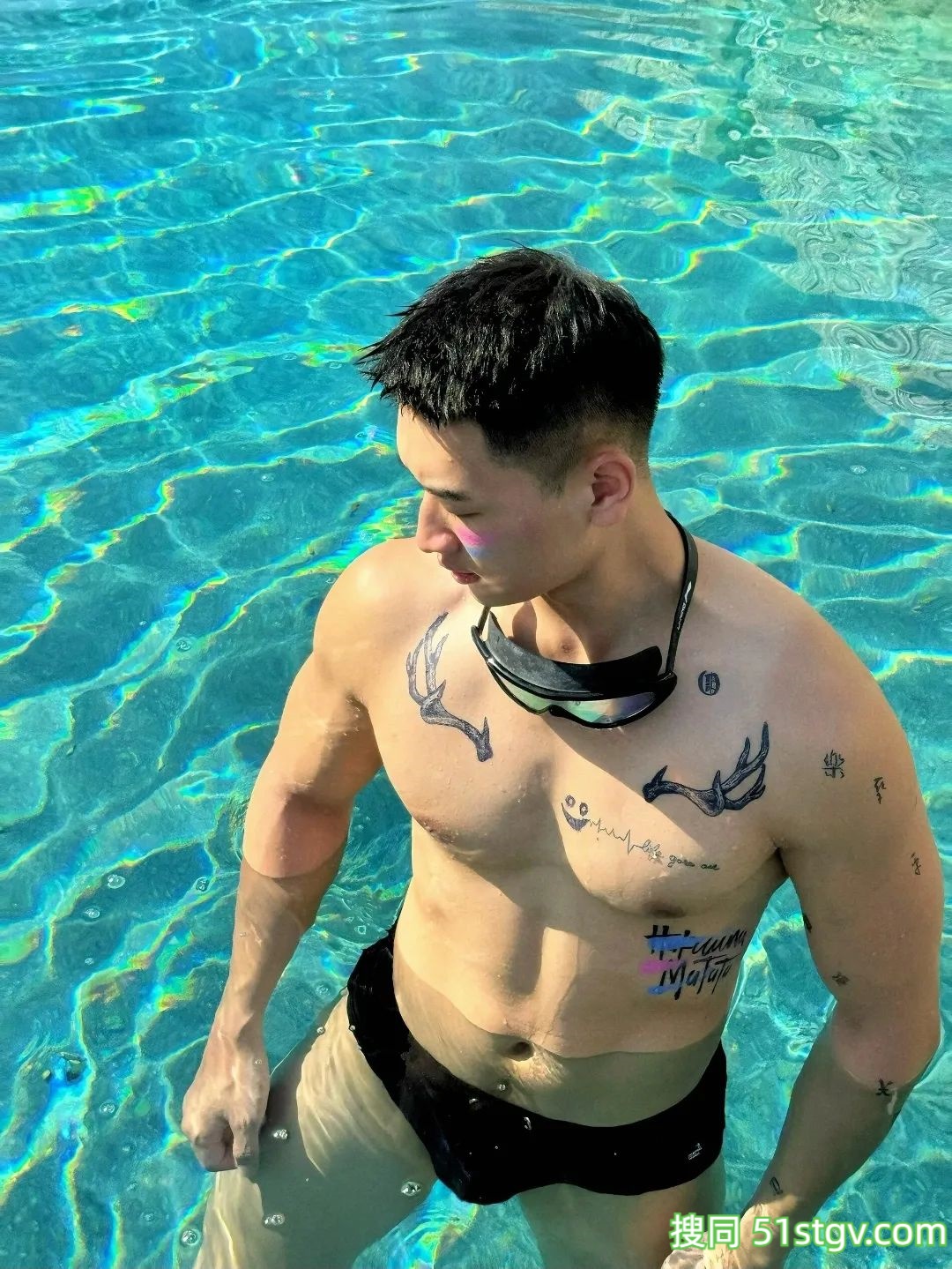 玩浆板的薄肌帅哥，看着就很香 - 51虹马