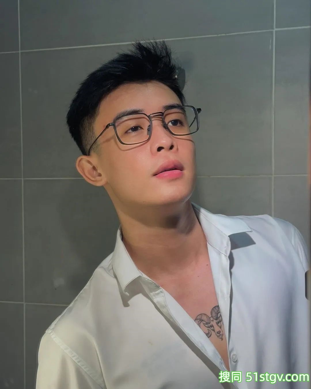 戴眼镜的斯文男友 - 51虹马