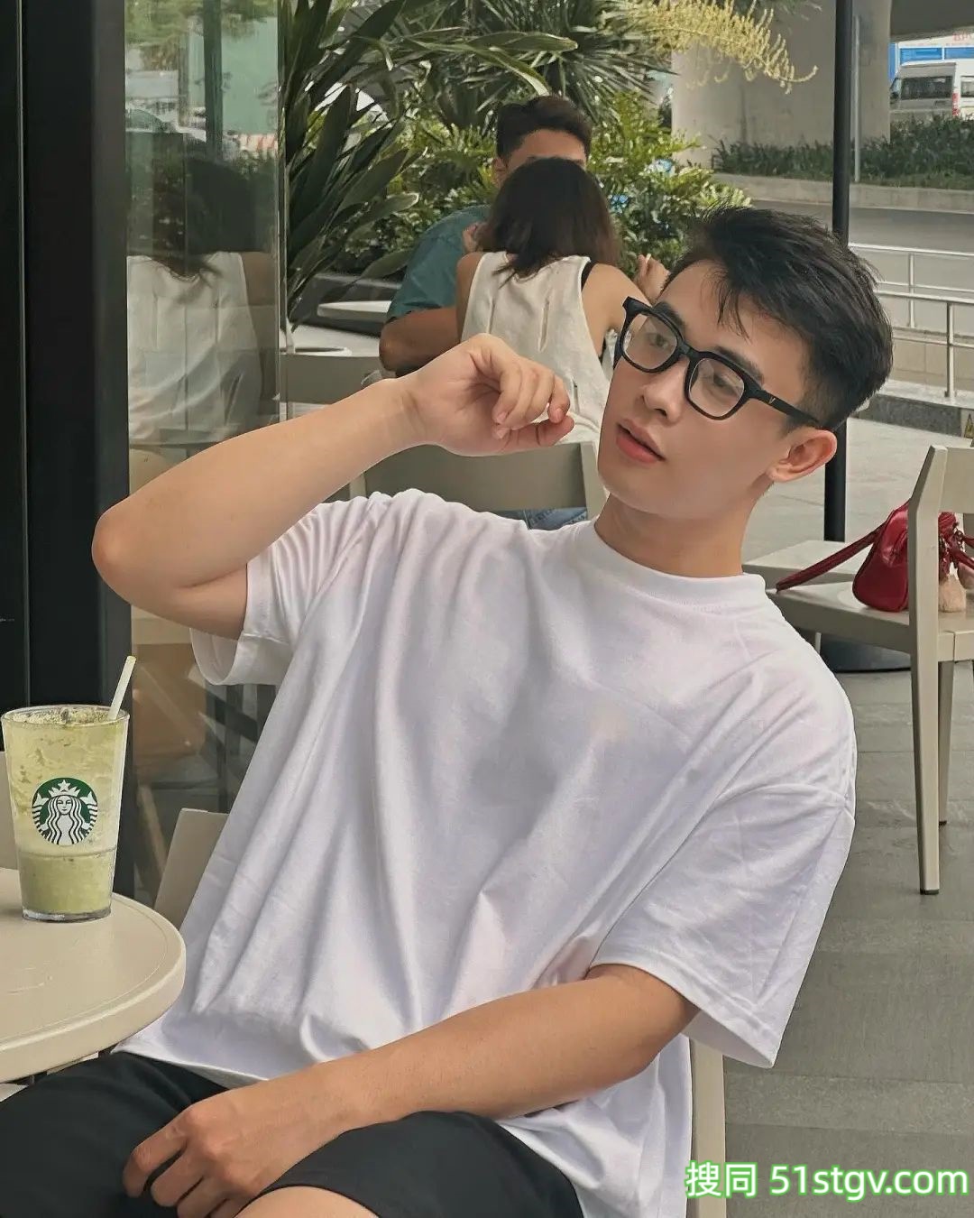 戴眼镜的斯文男友 - 51虹马