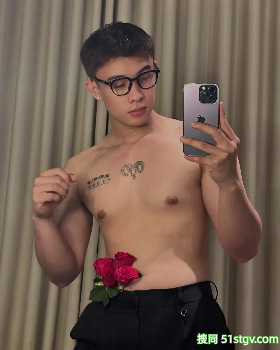 戴眼镜的斯文男友 - 51虹马