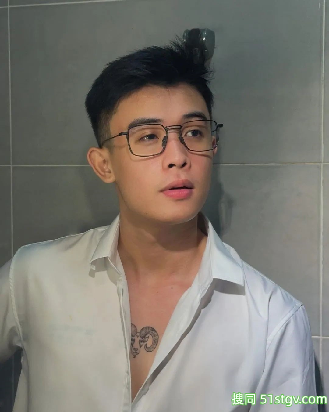 戴眼镜的斯文男友 - 51虹马