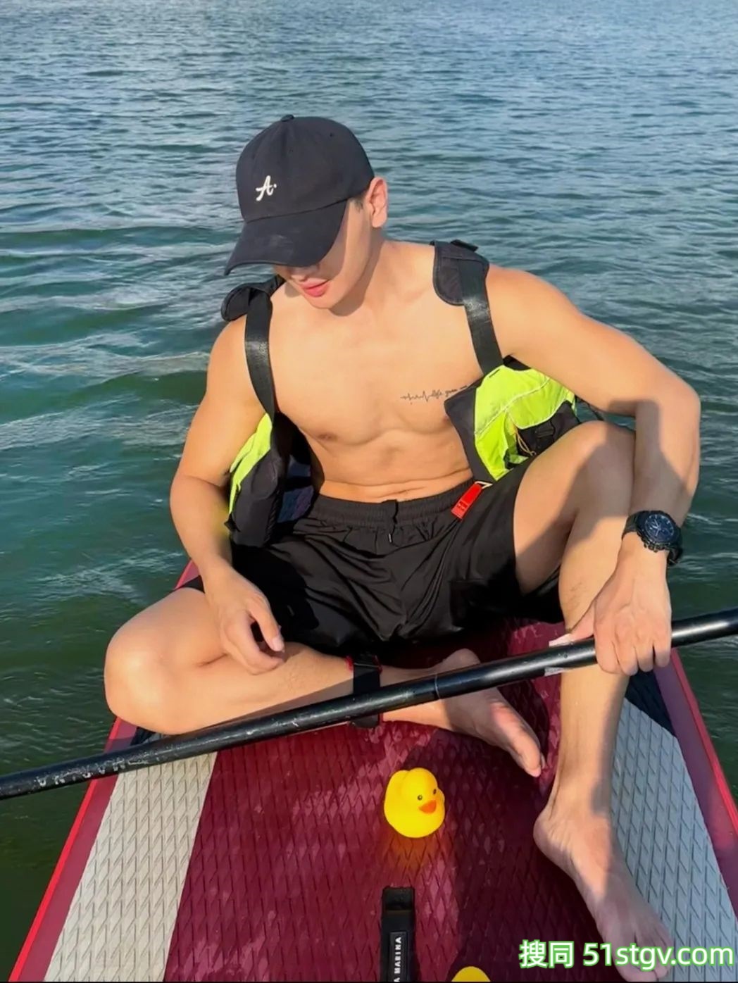 玩浆板的薄肌帅哥，看着就很香 - 51虹马