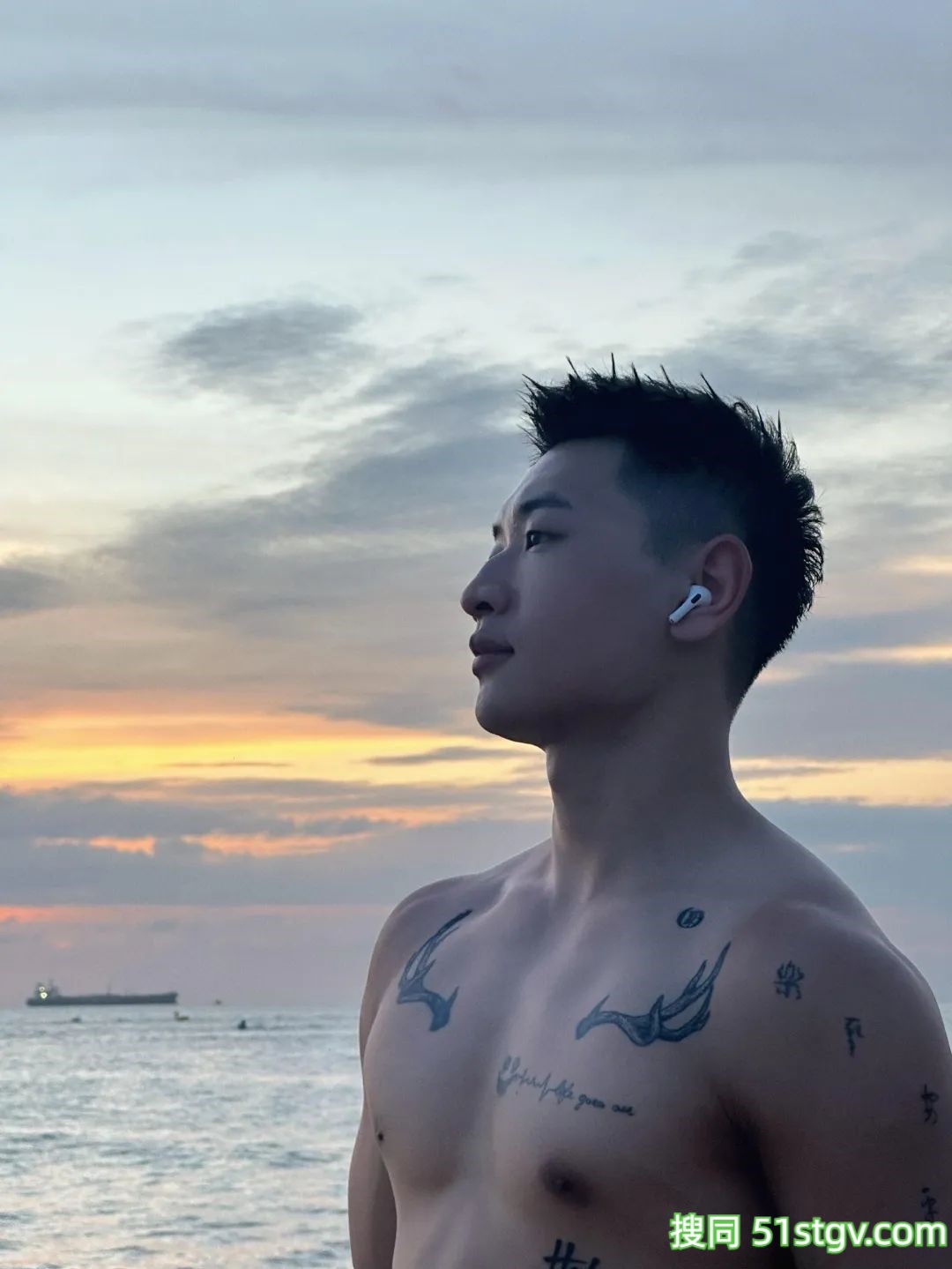 玩浆板的薄肌帅哥，看着就很香 - 51虹马