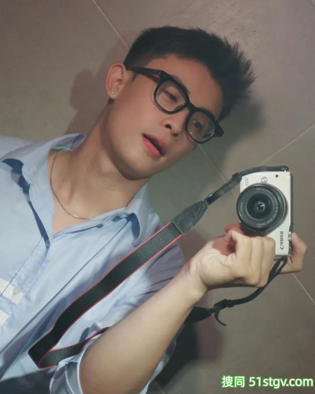 戴眼镜的斯文男友 - 51虹马