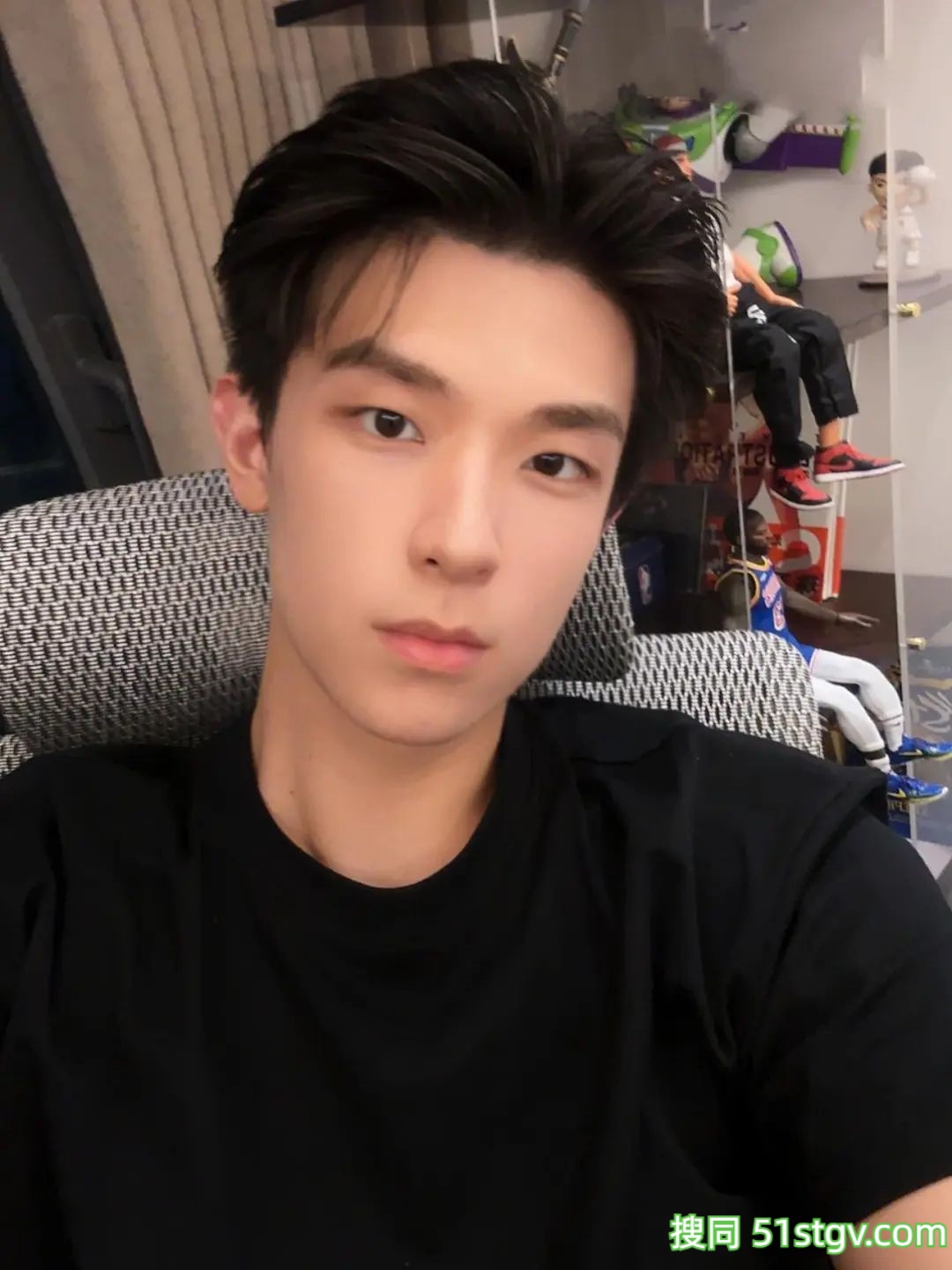 “爽文小说偷跑出来”的高颜霸总 - 51虹马