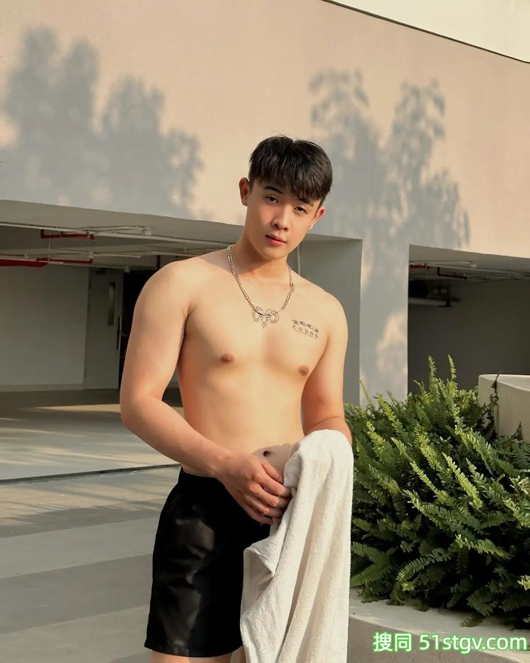 戴眼镜的斯文男友 - 51虹马