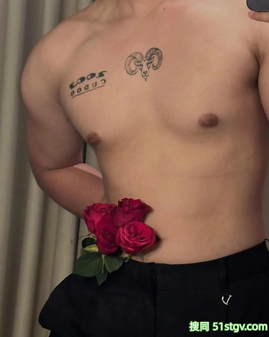 戴眼镜的斯文男友 - 51虹马