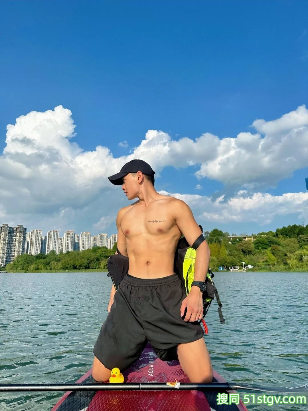 玩浆板的薄肌帅哥，看着就很香 - 51虹马