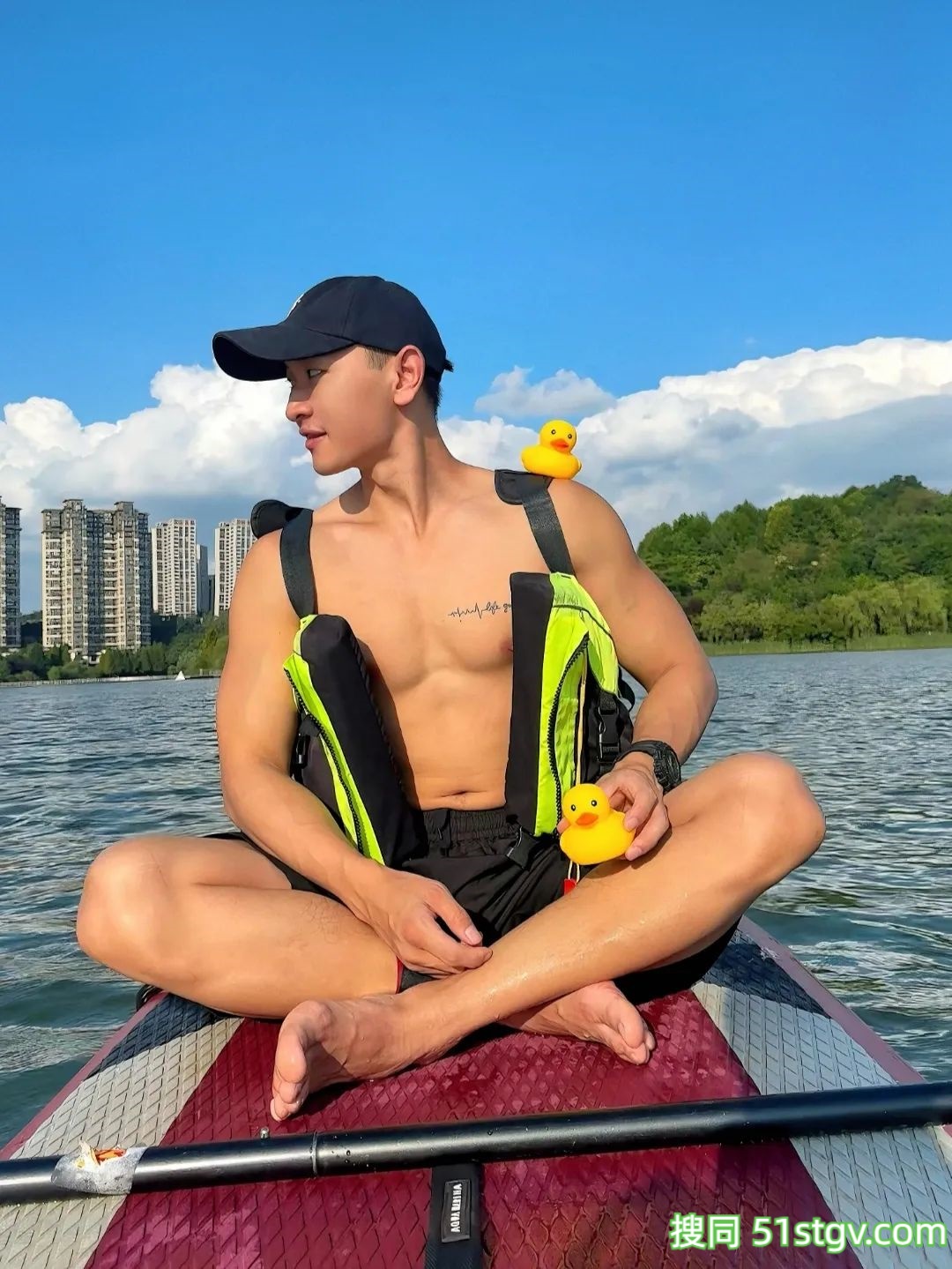 玩浆板的薄肌帅哥，看着就很香 - 51虹马