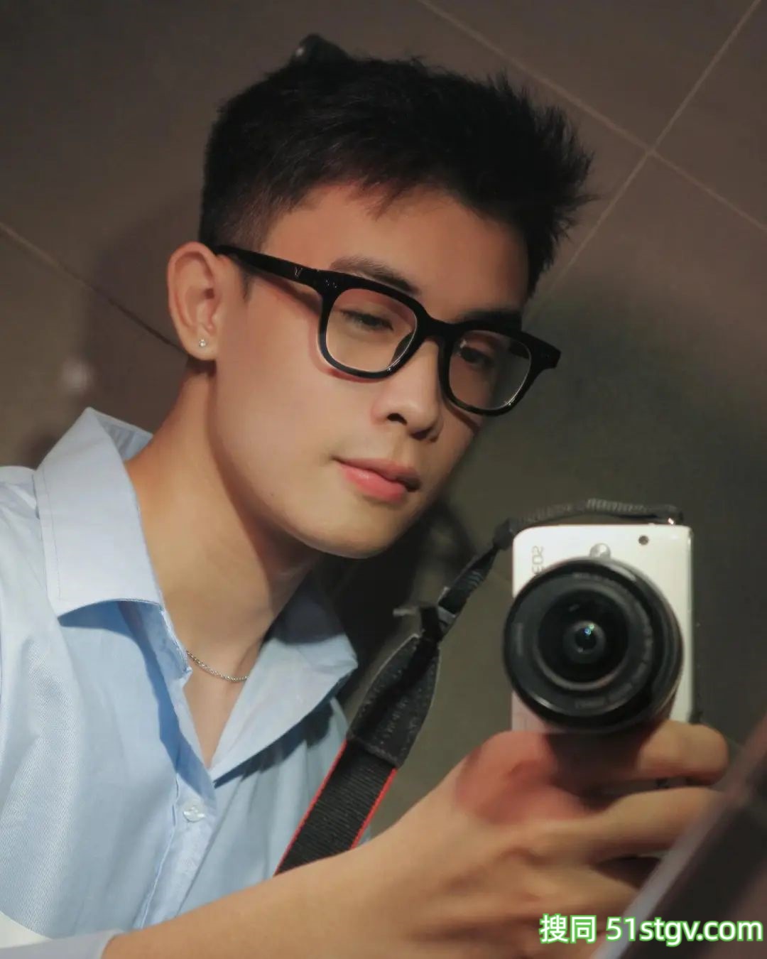 戴眼镜的斯文男友 - 51虹马