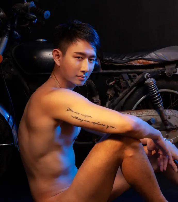 白白净净的，眼镜斯文男，薄肌 - 51虹马