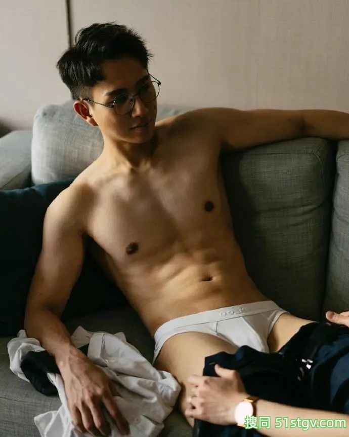 白白净净的，眼镜斯文男，薄肌 - 51虹马