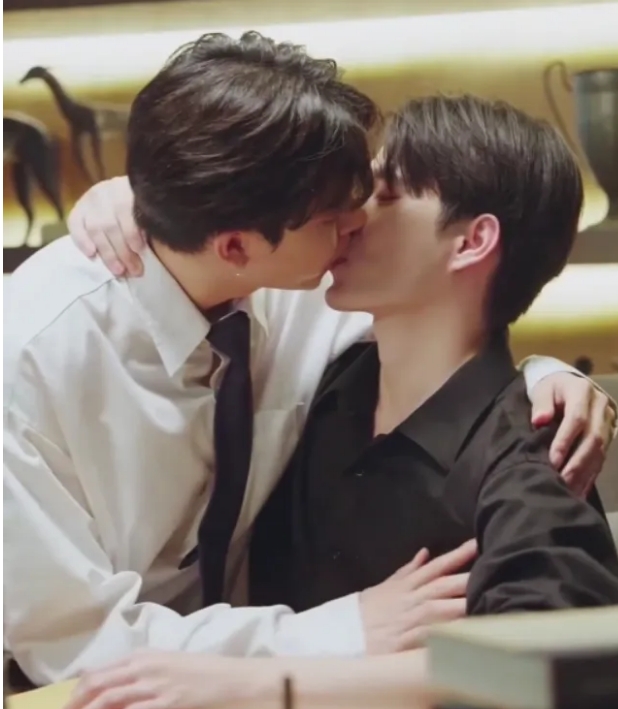 《默爱之吻》剧情很狗血，男孩在酒吧买醉遇见帅哥 - 51虹马