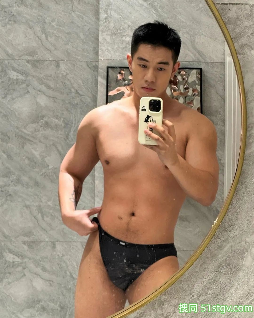 穿衣显瘦，脱衣有肉，这样的帅哥很抢手 - 51虹马
