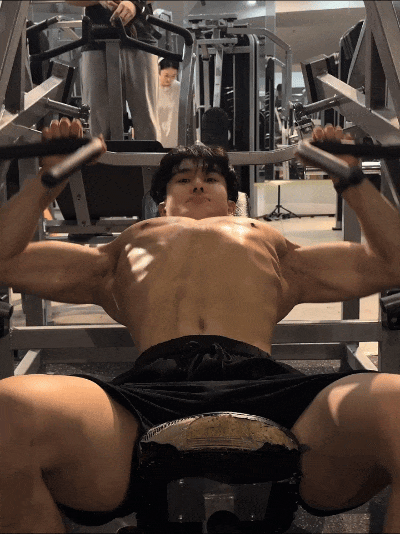 健身房充斥着，荷尔蒙的味道，鲜肉腹肌帅哥 - 51虹马