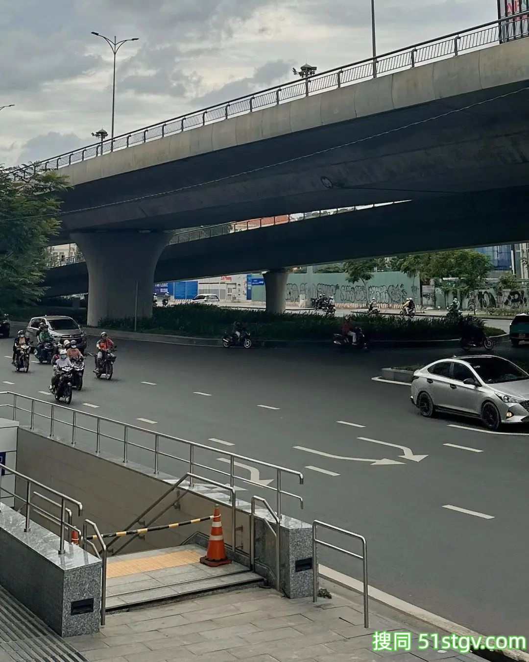 戴眼镜的斯文男友 - 51虹马