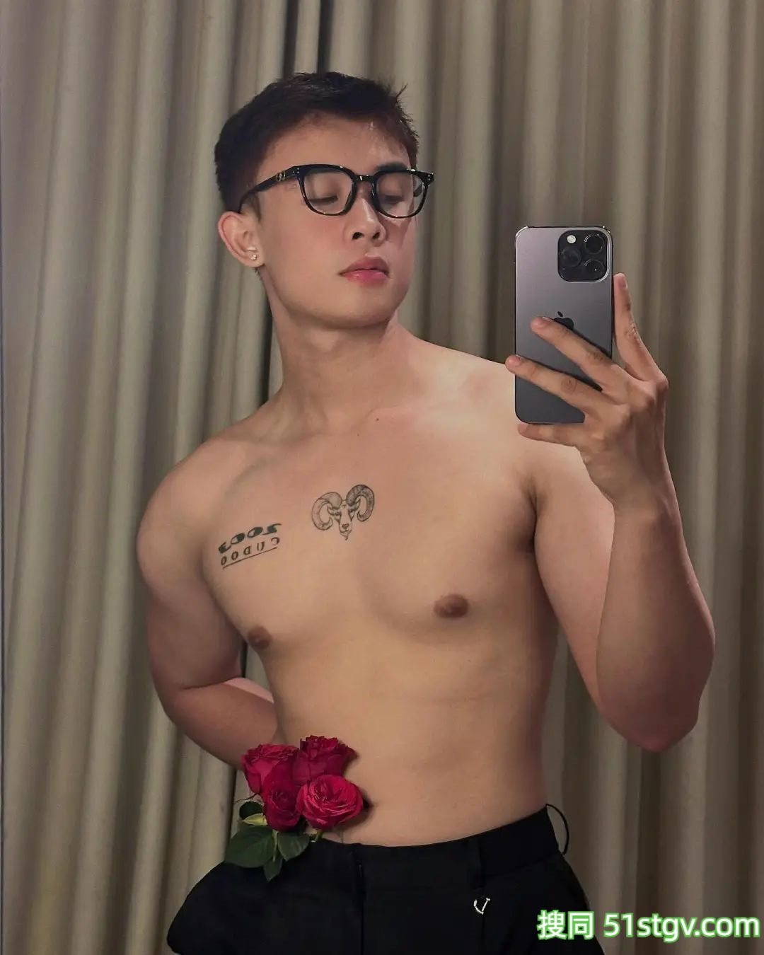 戴眼镜的斯文男友 - 51虹马